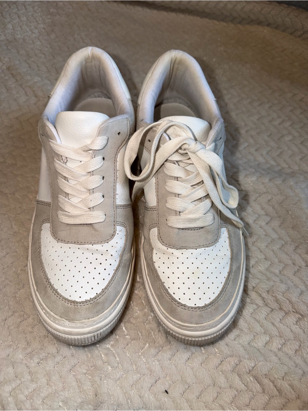 AE women’s Tan & White Tennis shoe